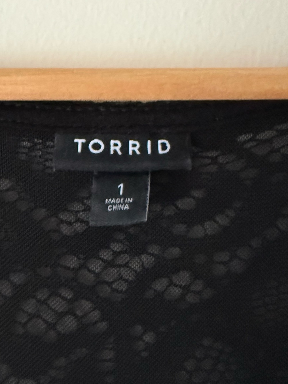 Torrid Black V-Neck Lace Bodysuit Short Sleeves
Scalloped Trim Size 1X 14/16 - Picture 6 of 16